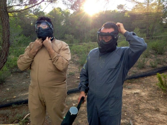  Con le maschere da paintball 